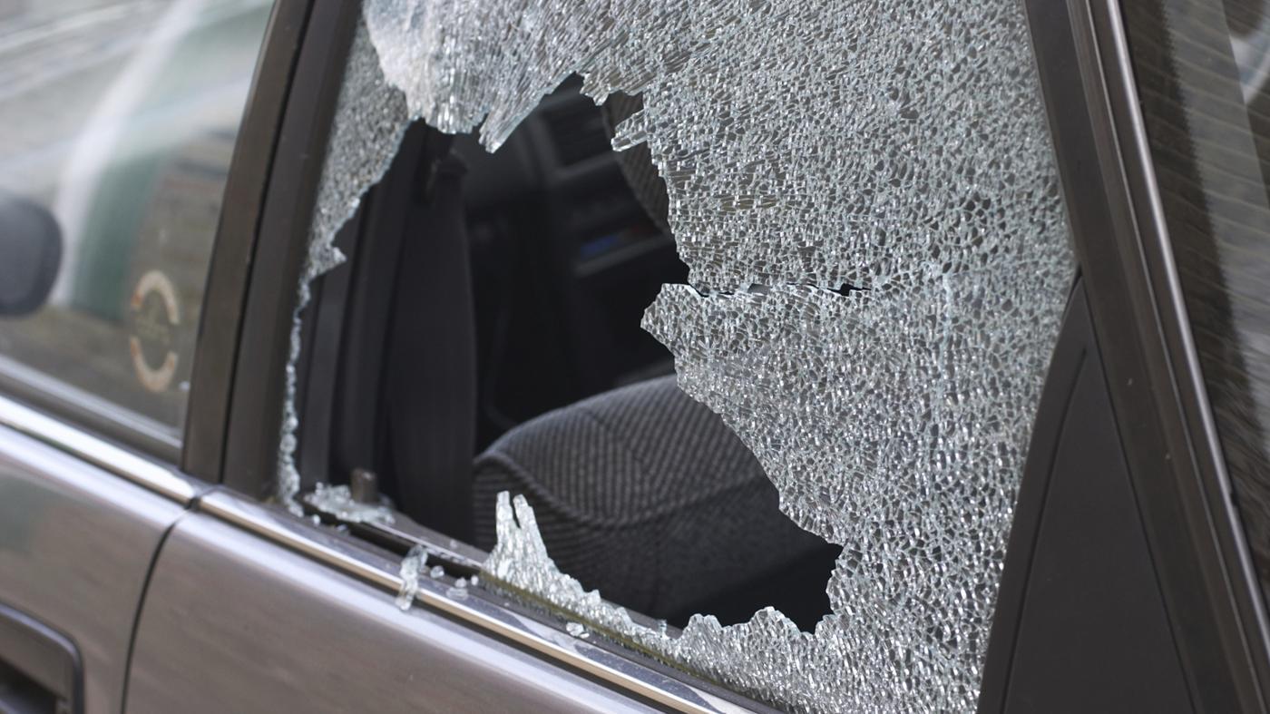 Разбиты окна машин. Разбитое окно автомобиля. Разбил окно в машине. Разбитое боковое стекло автомобиля. Разбили стекло в машине.