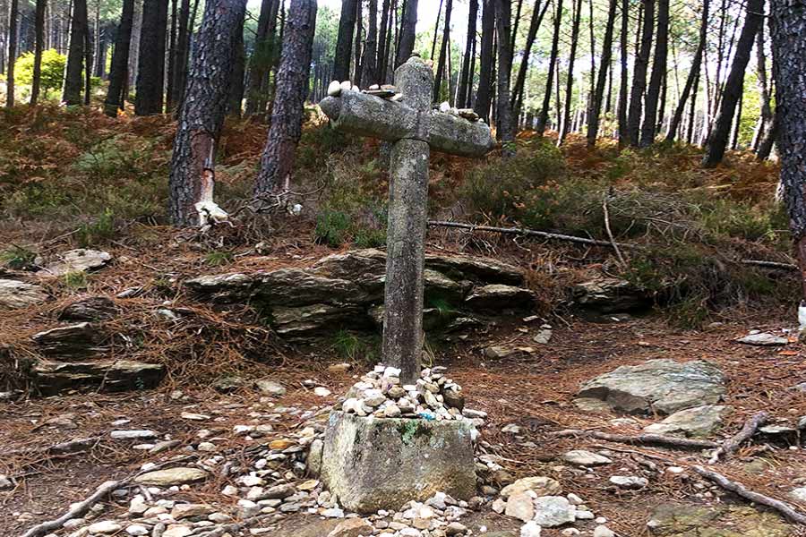 Cross with rocks on it outdoors 