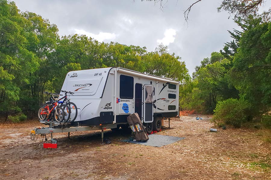 Jockey-and-stabiliser-supports on caravan