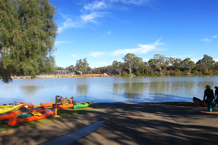Unloading-and-setting-up-kayaks-along-the-Murray-River