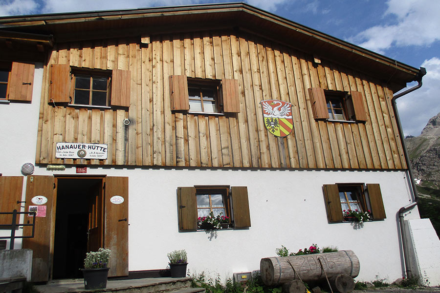 Front view of Hanauer Hütte