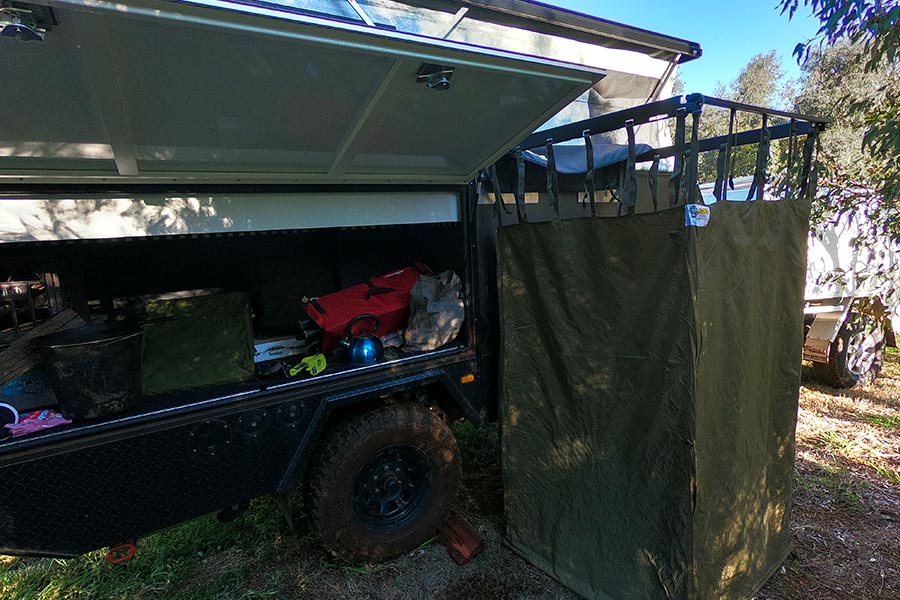 Pop-out ensuite for storage on a camper trailer