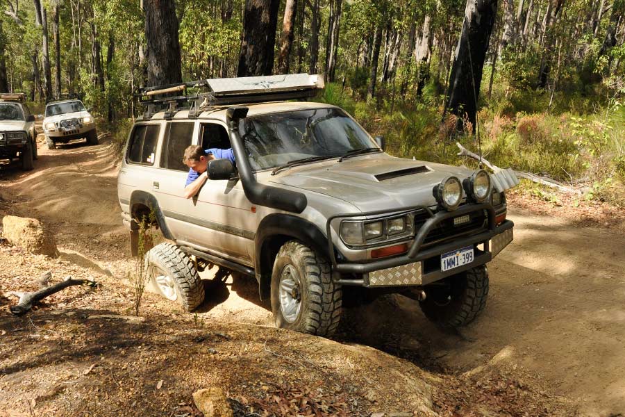 A 4WD vehicle with a broken rear axle